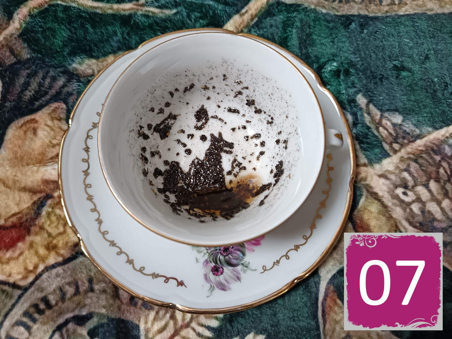Tasses divination avec soucoupes