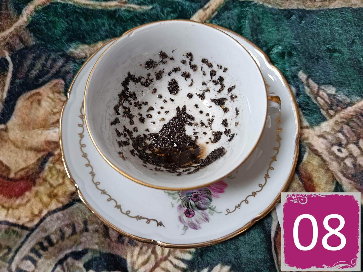 Tasses divination avec soucoupes