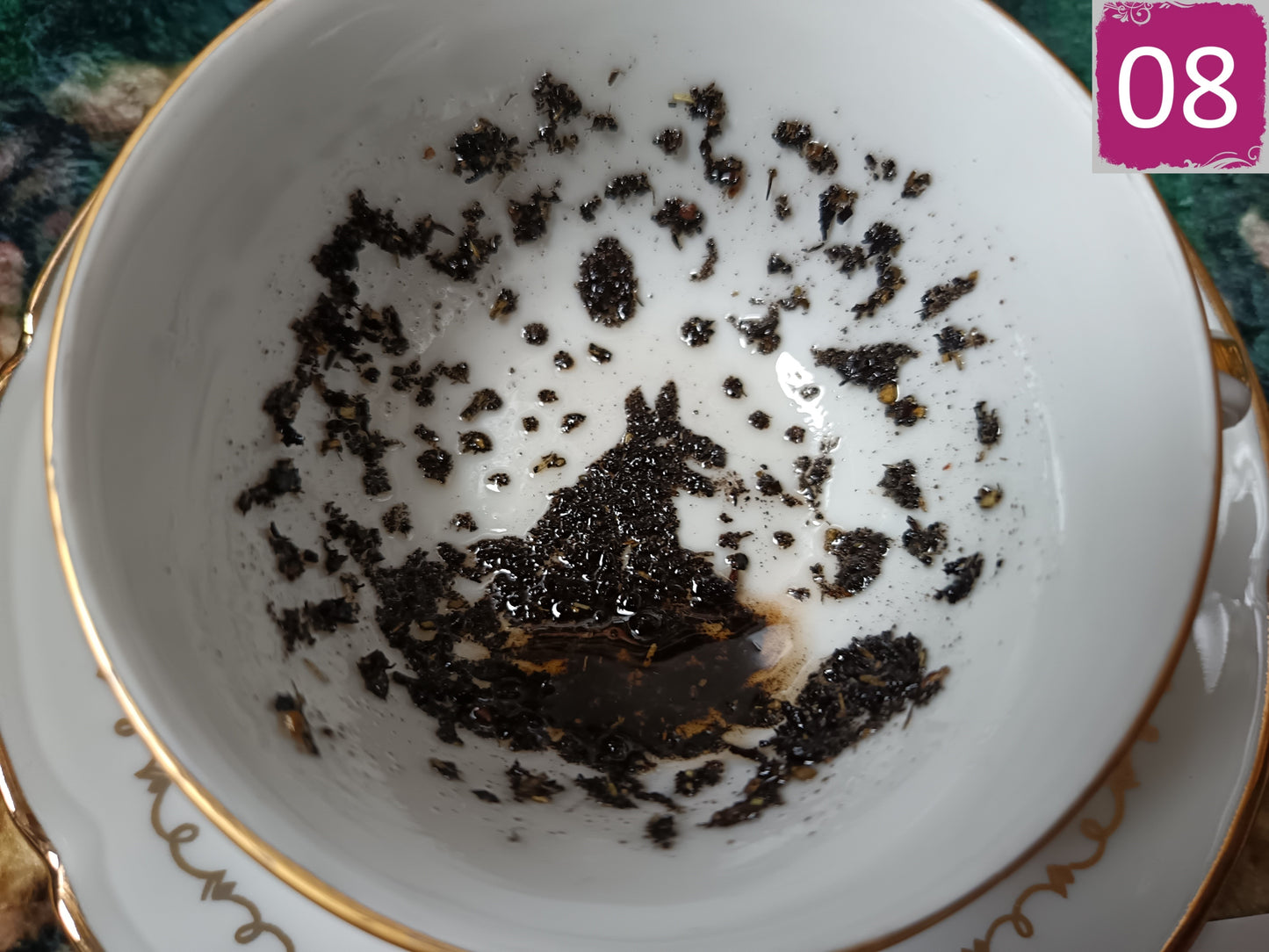 Tasses divination avec soucoupes