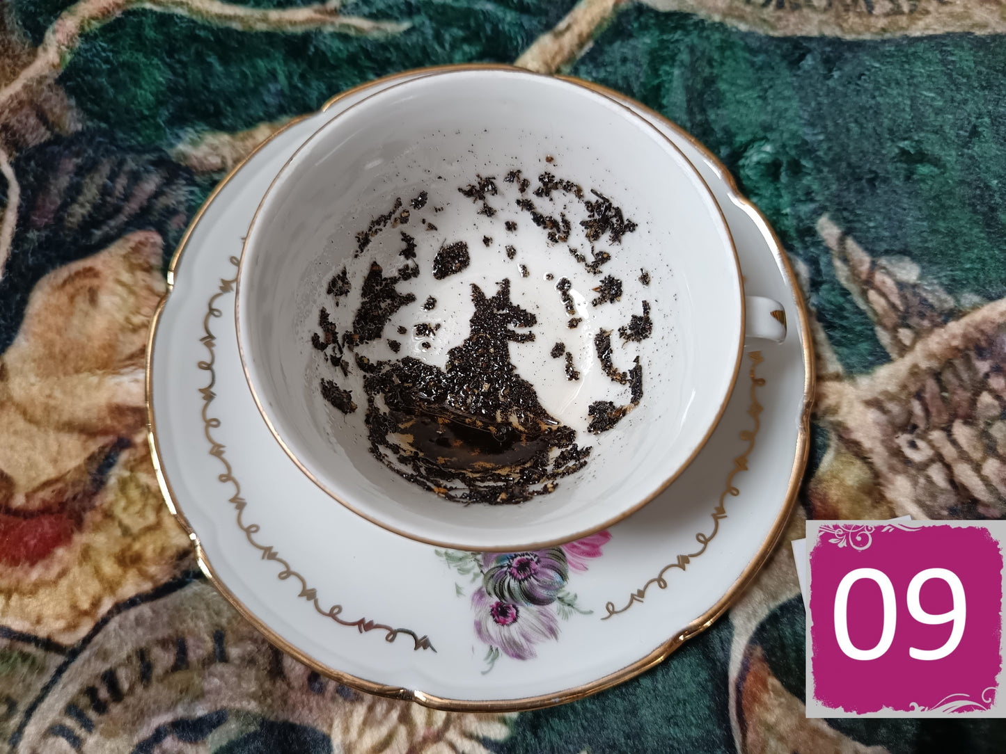 Tasses divination avec soucoupes