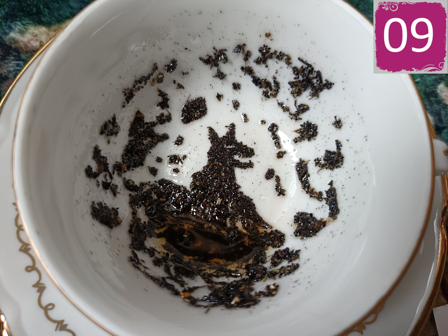 Tasses divination avec soucoupes