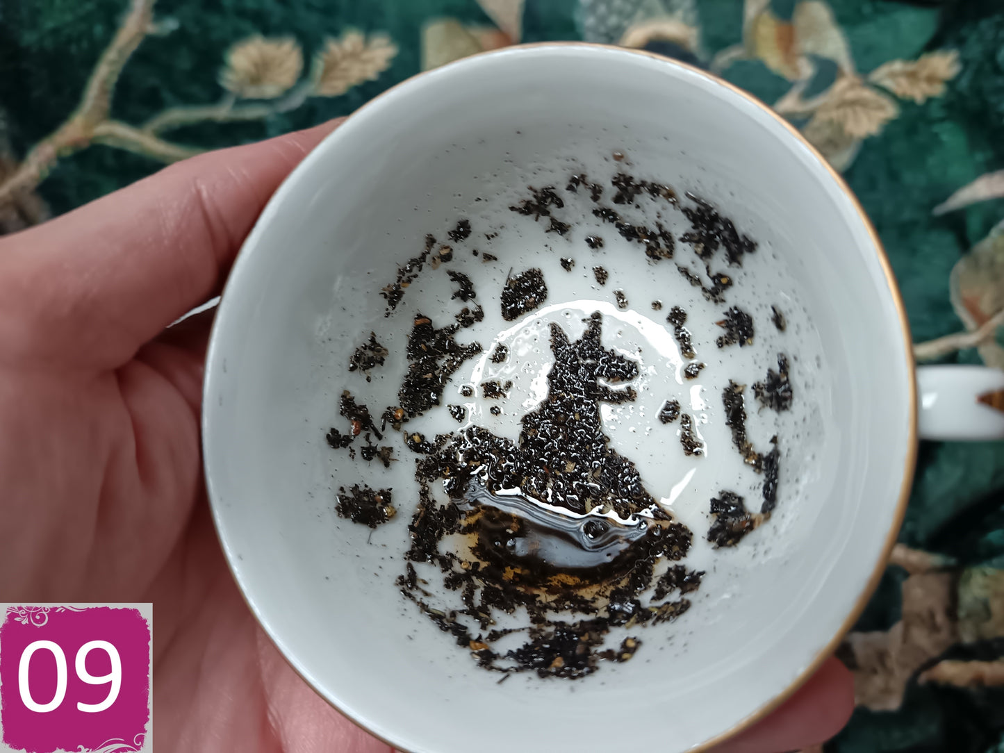 Tasses divination avec soucoupes