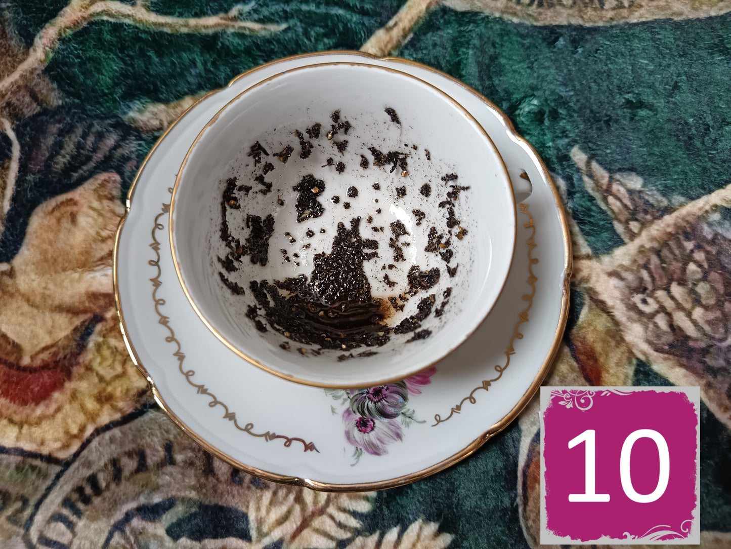 Tasses divination avec soucoupes