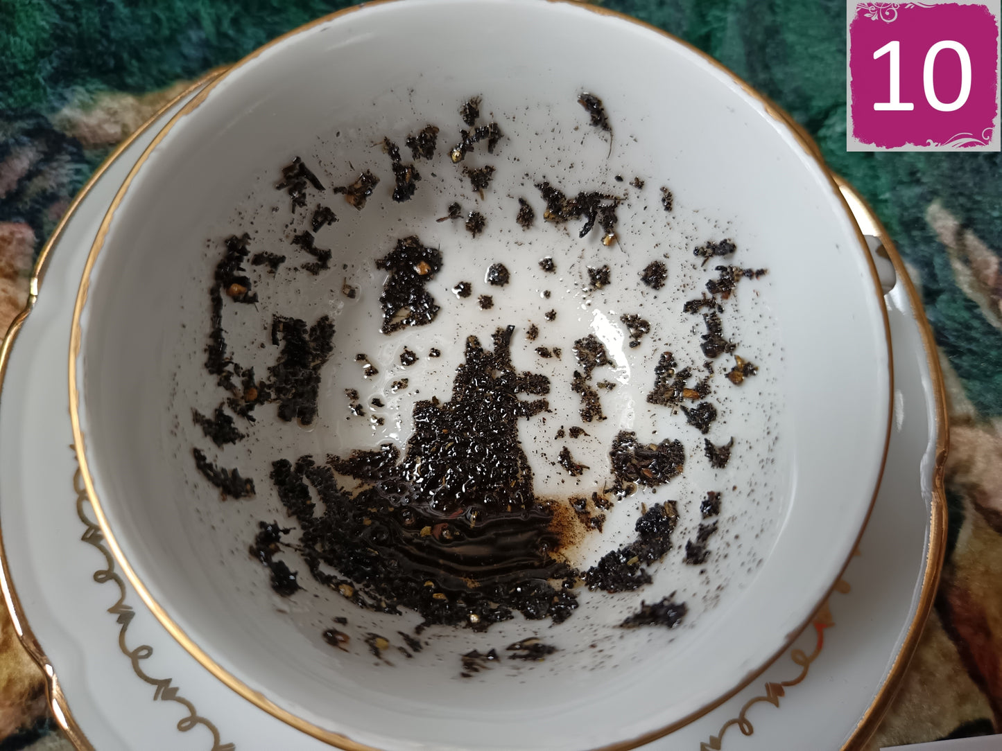 Tasses divination avec soucoupes