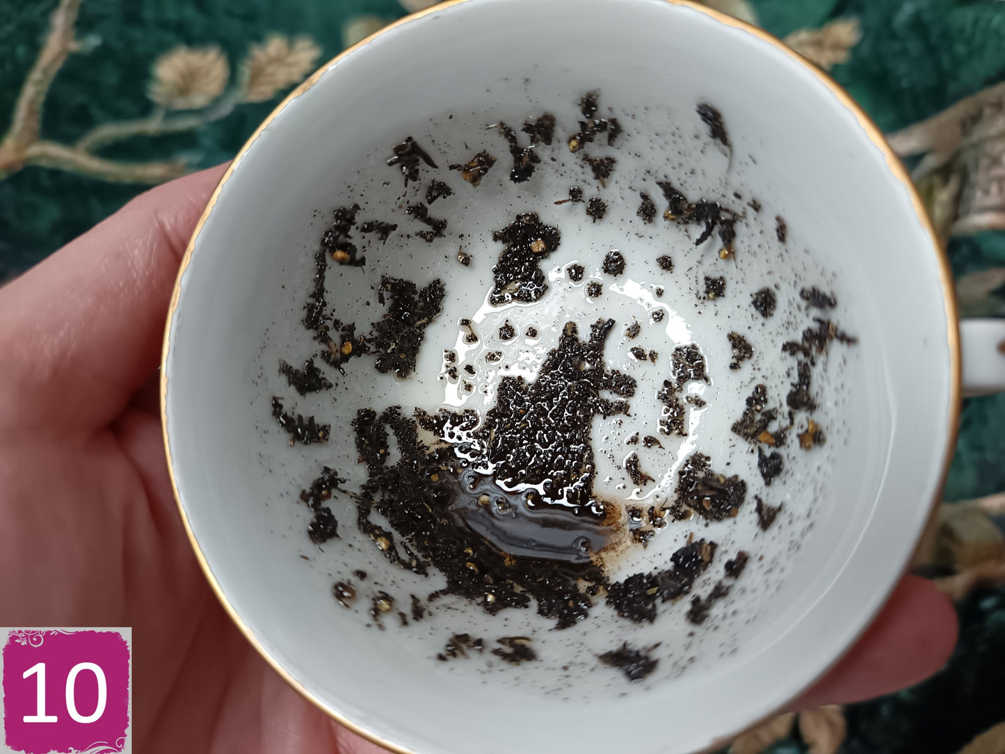 Tasses divination avec soucoupes