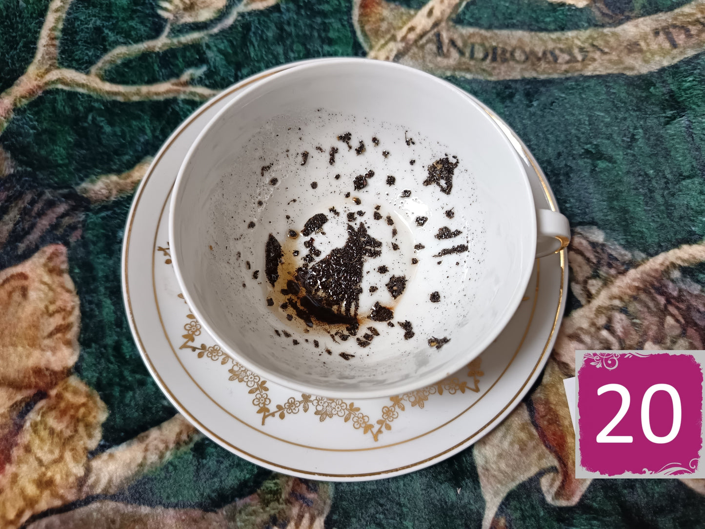 Tasse de divination avec soucoupe